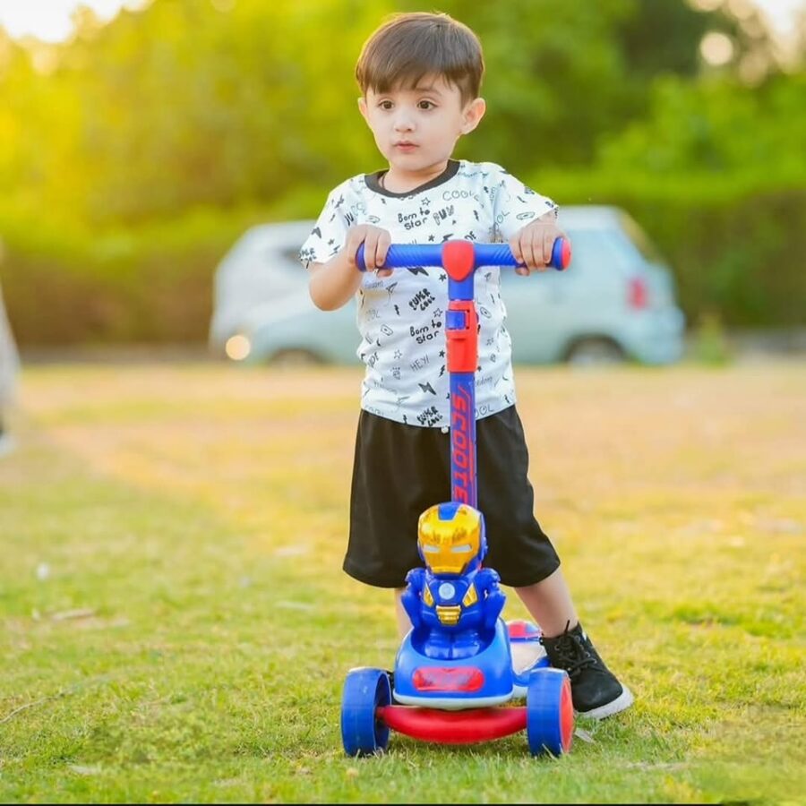 (سكوتر ثلاثي العجلات للأطفال بتصميم الأبطال الخارقين – مثالي لتعزيز التوازن وتطوير مهارات الحركة للأطفال بطريقة ممتعة وآمنة! (اللون ازرق - Image 2